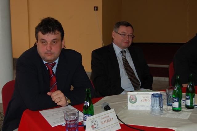 Valnou hromadu řídil místopředseda OFS Klatovy František Kalista(Start Luby), vpravo host VH ,  člen VV ČMFS Václav Chvála 
