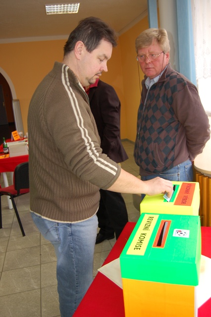 Odevzdání hlasovacího lístku při volbě výkonného výboru přihlíží Miloš Harmady(vlevo) , který možná i tímto hlasem(získal jich celkem 44 ze 48 platných hlasovacích lístků)  opět zvolen do VV OFS Klatovy
