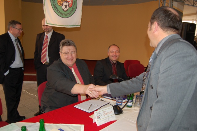 Ke znovuzvolení Jana Červeného za předsedu OFS blahopřeje Václav Zahradník, který jako člen VV OFS má před sebou druhé volební období.
