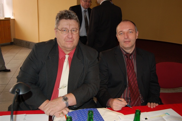 Staronový předseda OFS Klatovy Jan Červený (vlevo) s členem VV ČMFS a předsedou Jihočeského krajského fotbalového svazu Ing. Milanem Haškovcem.
