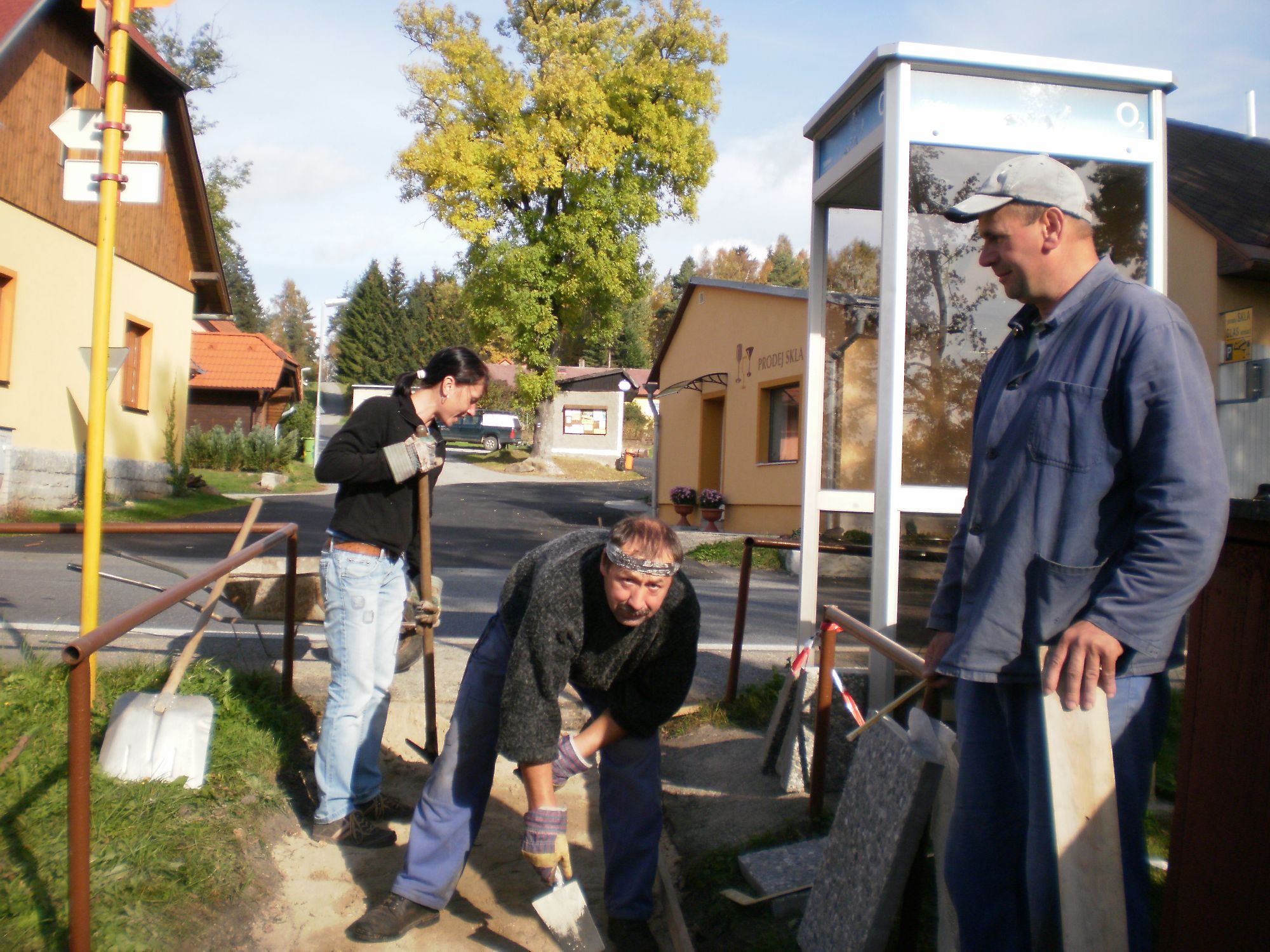 Chodník u školy
Výměna dlažby chodníku u školy říjen 2009
