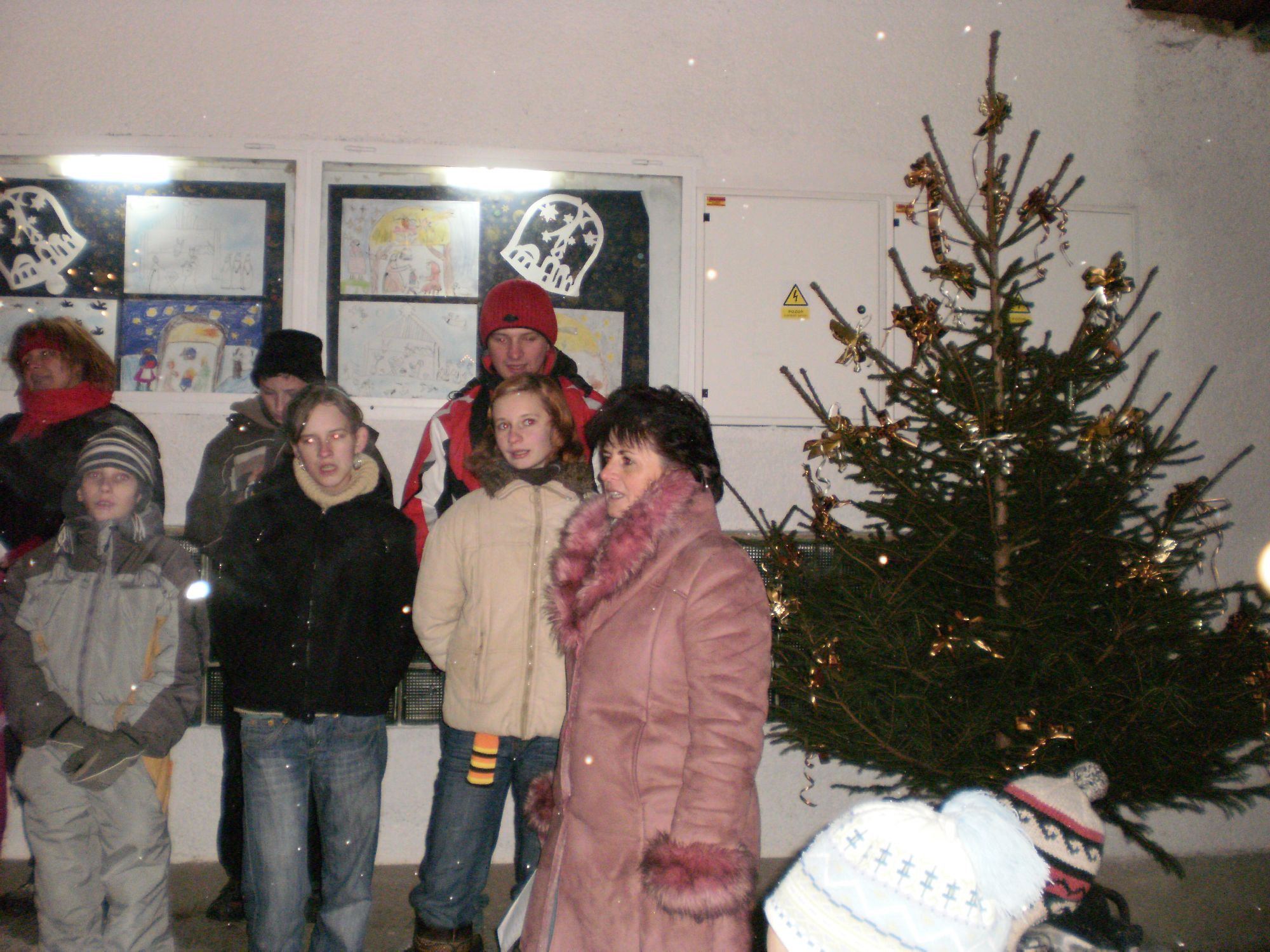 Zpívání před školou 17.12.2009
