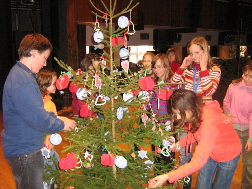 Zdobení vánočního stromku
