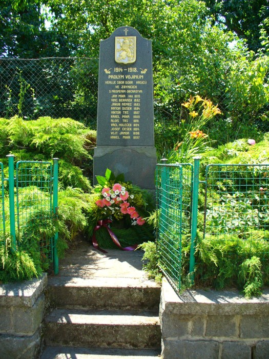 Pomník padlým ve Zbynicích
