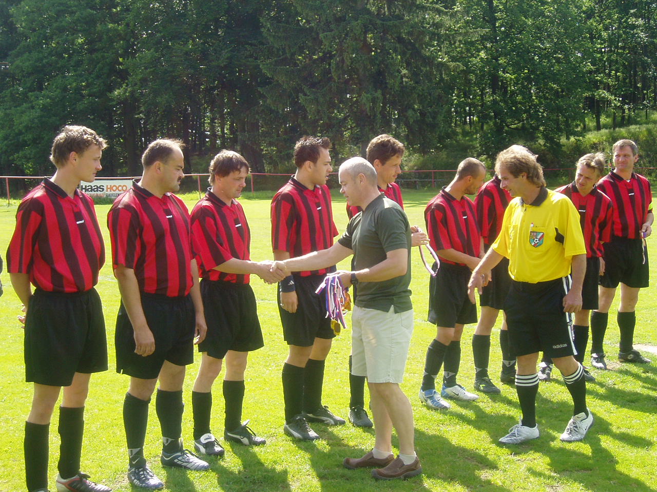 III.třída mužů:-2004-05:  Chanovice B - Veřechov - hosté přebírají medaile za vítězství v tomto ročníku
