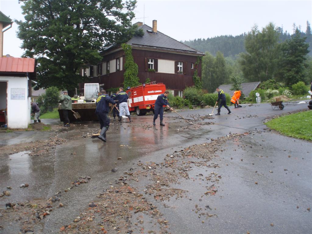 Povodeň 4.7.2009 Zátoň
Zásah lenorských hasičů při povodni v Zátoni
