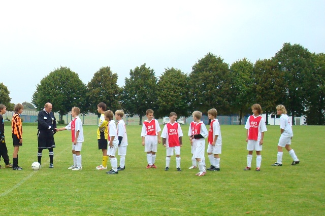 Žákovský výběr OFS Klatovy  postupuje
Kvalifikační turnaj okresních výběrů kategorie U-13  Talent Cup 2008-09 v D.Újezdu na Tachovsku vyhrál OFS Klatovy . Na snímku úspěšní reprezentanti z Pošumaví před zahájením utkání OFS Domažlice  ve kterém zvítězili  2:1.
