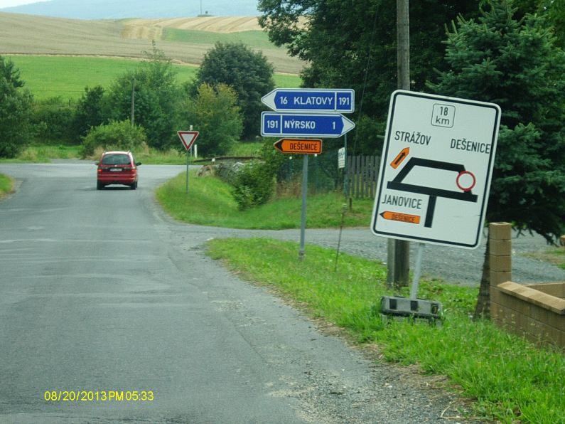 Tabule při výjezdu z Bystřice ukazovala, že na Dešenice musíte na křižovatce odbočit vlevo
