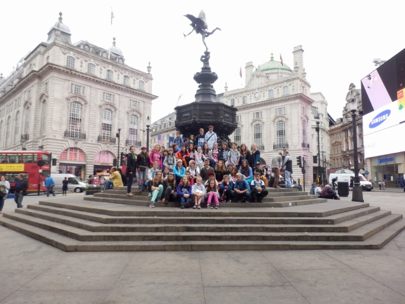 Pod sochou Erose na náměstí Piccadilly Circus.
