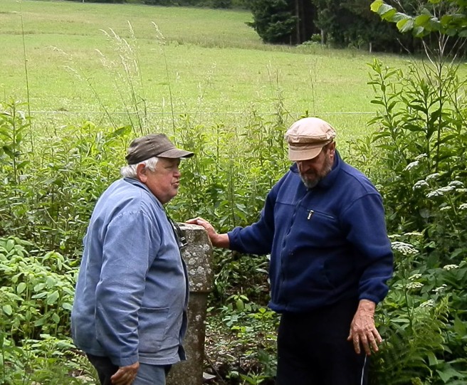 Václav Javorský s Josefem Hlouškem se rozhodli obnovit i křížek po cestě k Božím mukám
