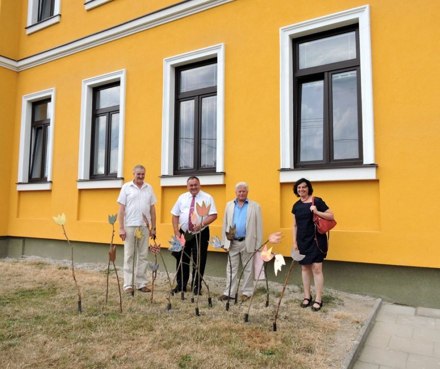 Před budovou školy zleva Karel Šidlo poslanec, Jan Látka senátor, Jan Rejfek bývalý starosta a Lenka Sýkorová současná starostka Dešenic 
